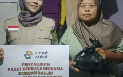 MENERJANG BANJIR YANG BELUM SURUT, RUMAH WAKAF SALURKAN 100 PAKET BERBUKA DAN TAKJIL UNTUK WARGA TERDAMPAK BANJIR DI RANCAEKEK