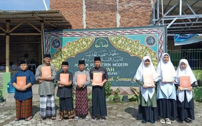 20 MUSHAF WAKAF AL QURAN UNTUK SANTRI PENGHAFAL AL QURAN DI PONDOK PESANTREN MODERN SUMAYYAH BANJARAN, KABUPATEN BANDUNG