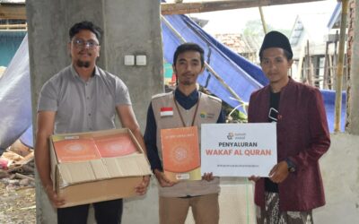 SEPULUH SET WAKAF AL QURAN UNTUK SANTRI PENYINTAS GEMPA CIANJUR