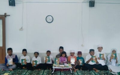 SALURKAN PULUHAN ALQURAN UNTUK SANTRI MENGAJI DI MASJID AR-RAHMAN SUMEDANG – USTADZ ASEP “TERIMA KASIH DONATUR RUMAH WAKAF”