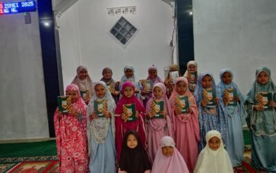 Tingkatkan Literasi Al-Qur’an, Rumah Wakaf Bagikan 40 Mushaf ke Madrasah Diniyah Darul Falah