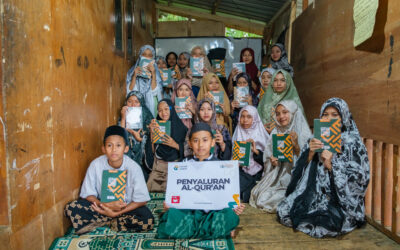 Menjangkau Pedalaman Lombok, Rumah Wakaf Salurkan 80 Mushaf Al-Qur’an untuk Santri