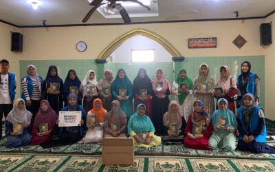 Menghadirkan Al-Qur’an Lebih Dekat, 40 Mushaf Disalurkan untuk Jamaah Masjid Jami Al-Ikhlas