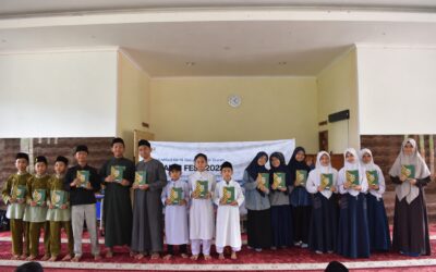 Semarak Quranic Fest 2026, Rumah Wakaf Salurkan 40 Mushaf Al-Qur’an untuk Santri di Bandung