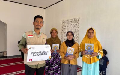 40 Mushaf Al-Qur’an Disalurkan untuk Warga Desa Cimanggu, Sukabumi